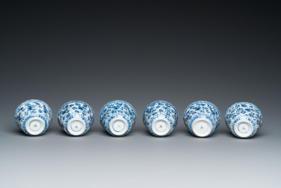 Six tasses et soucoupes en porcelaine de Chine en bleu et blanc, marque de Yu 玉, Kangxi