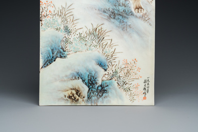Plaque en porcelaine de Chine figurant un lion, sign&eacute;e Xu Tianmei 徐天梅 et dat&eacute;e 1956