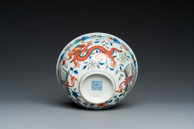 Bol en porcelaine de Chine wucai &agrave; d&eacute;cor de dragons, marque et &eacute;poque de Daoguang