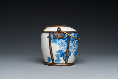 Pipe &agrave; eau en porcelaine de Chine 'Bleu de Hue' pour le Vietnam, marque Thọ 壽, 19&egrave;me