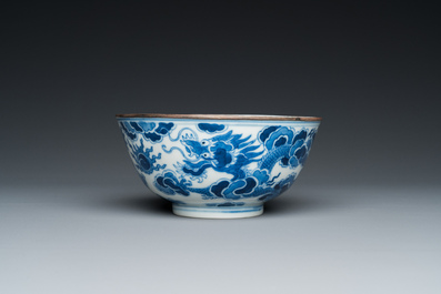 Een Chinese blauw-witte 'Bleu de Hue' kom voor de Vietnamese markt, Minh Mạng Nian Zhi 明命年製 merk, ca. 1830-40