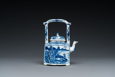 Een Chinese blauw-witte 'landschaps' theepot met deksel, Kangxi