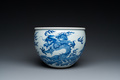 Jardini&egrave;re en porcelaine de Chine en bleu et blanc &agrave; d&eacute;cor de dragons et de carpes sur socle en bois, 19/20&egrave;me