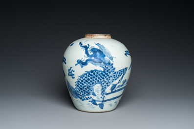 Een Chinese blauw-witte 'kylin' pot, Shunzhi