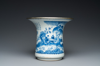 Een Chinese blauw-witte 'Bleu de Hue' kwispedoor voor de Vietnamese koning Khai Dinh, Nội phủ đ&atilde;i tạo 內府待造 mark, ca. 1924