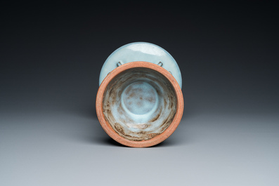 Vase de forme 'zun en porcelaine de Chine &agrave; &eacute;mail junyao, 19/20&egrave;me