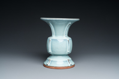 Vase de forme 'zun en porcelaine de Chine &agrave; &eacute;mail junyao, 19/20&egrave;me