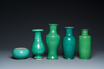 Quatre vases et un lave-pinceaux en porcelaine de Chine en vert monochrome, 19/20&egrave;me