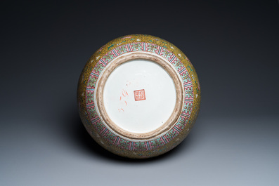 Grand vase de forme bouteille en porcelaine de Chine famille rose &agrave; fond jaune, marque de Qianlong, 19&egrave;me