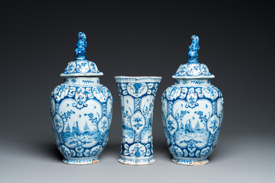 Een driedelig blauw-wit Delfts chinoiserie kaststel, 18e eeuw