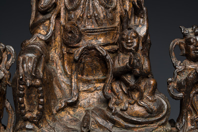 Een grote Chinese vergulde bronzen Guanyin met dienaars, Ming