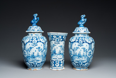 Garniture de trois vases en fa&iuml;ence de Delft en bleu et blanc &agrave; d&eacute;cor chinois, 18&egrave;me