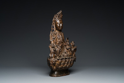 Grand groupe figurant Guanyin aux servants en bronze dor&eacute;, Chine, Ming