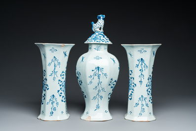 Garniture de trois vases en fa&iuml;ence de Delft en bleu et blanc &agrave; d&eacute;cor d'une rose, 18&egrave;me