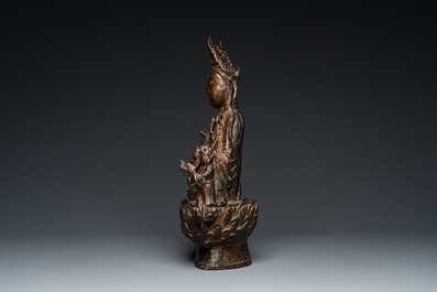 Grand groupe figurant Guanyin aux servants en bronze dor&eacute;, Chine, Ming