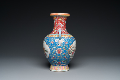 Vase en porcelaine de Chine famille rose &agrave; d&eacute;cor de gar&ccedil;ons jouant, marque de Qianlong, R&eacute;publique