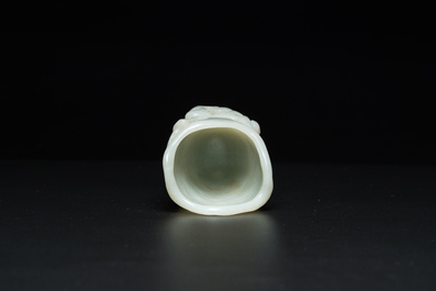 Een Chinese penselenbeker in lichte celadon jade, 19/20e eeuw