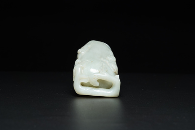 Een Chinese penselenbeker in lichte celadon jade, 19/20e eeuw