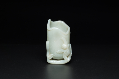 Een Chinese penselenbeker in lichte celadon jade, 19/20e eeuw