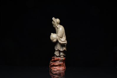 Een Chinese zeepstenen figuur van Shou Lao op sokkel, Kangxi