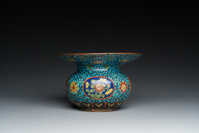 Een Chinese cloisonn&eacute; kwispedoor of 'zhadou', Qianlong