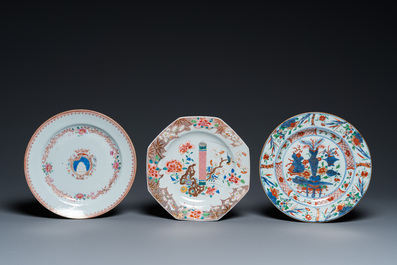 Quatre assiettes et un plat en porcelaine de Chine famille rose et verte, Kangxi et post&eacute;rieur