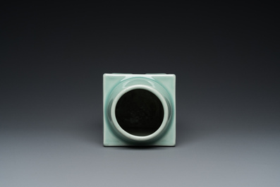 Een Chinese monochrome celadon 'cong' vaas met trigrammen, Guangxu merk en periode