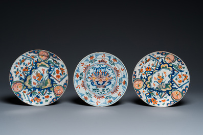 Six assiettes en fa&iuml;ence polychrome de Delft, 18&egrave;me