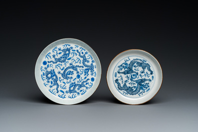 Deux assiettes aux dragons en porcelaine de Chine 'Bleu de Hue' pour le Vietnam, 19&egrave;me