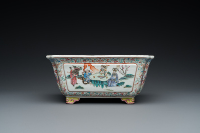 A rectangular Chinese famille rose jardini&egrave;re, 19th C.