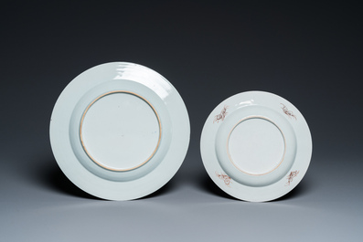 Quatre assiettes et un plat en porcelaine de Chine famille rose et verte, Kangxi et post&eacute;rieur