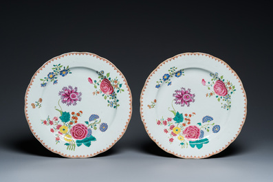 Trois plats et deux assiettes en porcelaine de Chine famille rose &agrave; d&eacute;cor floral, Qianlong