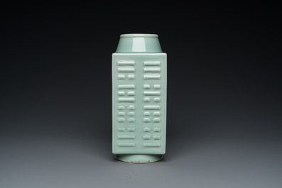 Een Chinese monochrome celadon 'cong' vaas met trigrammen, Guangxu merk en periode