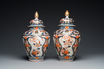 Paire de vases couverts en porcelaine Imari de Japon, Edo, 17/18&egrave;me