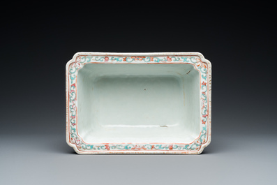 Jardini&egrave;re de forme rectangulaire en porcelaine de Chine famille rose, 19&egrave;me