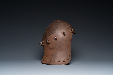 Een Italiaanse 'bascinet' helm in ijzer, 19e eeuw of ouder