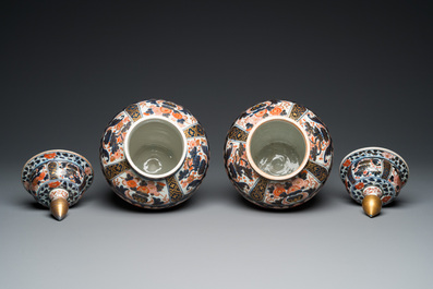 A pair of Japanese Imari vases and covers, Edo, 17/18th C.