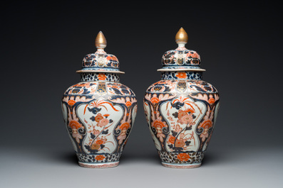 A pair of Japanese Imari vases and covers, Edo, 17/18th C.