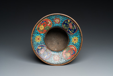 Een Chinese cloisonn&eacute; kwispedoor of 'zhadou', Qianlong