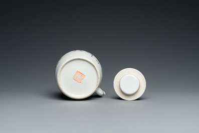 Une plaque en porcelaine de Chine famille rose et une th&eacute;i&egrave;re en qianjiang cai, 19/20&egrave;me