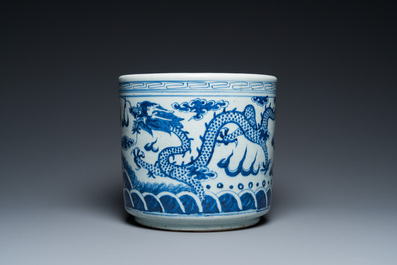 Br&ucirc;le-parfum en porcelaine de Chine en bleu et blanc &agrave; d&eacute;cor de dragons, 19&egrave;me