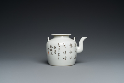Une plaque en porcelaine de Chine famille rose et une th&eacute;i&egrave;re en qianjiang cai, 19/20&egrave;me