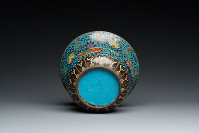 Een Chinese cloisonn&eacute; kwispedoor of 'zhadou', Qianlong