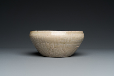 A Vietnamese pale green-glazed bowl with incised lotus decoration, early 15th C.