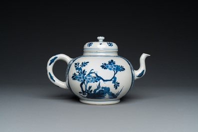 Een grote Chinese blauw-witte '100 antiquiteiten' theepot met deksel, Kangxi