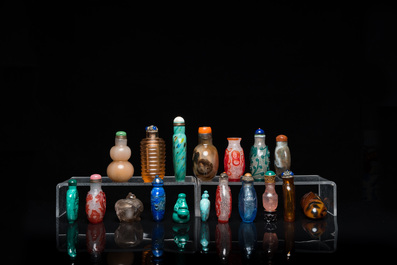 17 Chinese glass, agate and hardstone snuff bottles and a water dropper, 19/20th C.