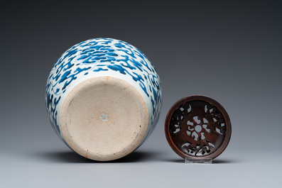 Vase en porcelaine de Chine en bleu et blanc &agrave; d&eacute;cor de rinceaux de fleurs, &eacute;poque Transition