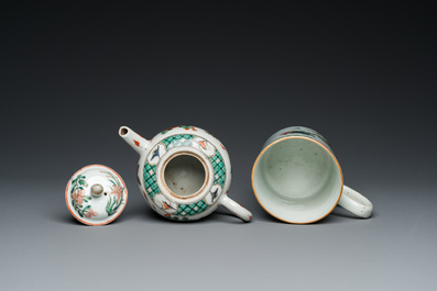 A Chinese famille verte teapot and a mug, Kangxi