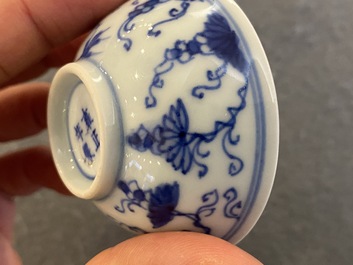 Trois bols en porcelaine de Chine en bleu et blanc &agrave; d&eacute;cor de vignes, marque et &eacute;poque de Yongzheng