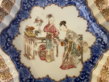 Een fijne Chinese famille rose onderschotel voor een theepot, Yongzheng/Qianlong